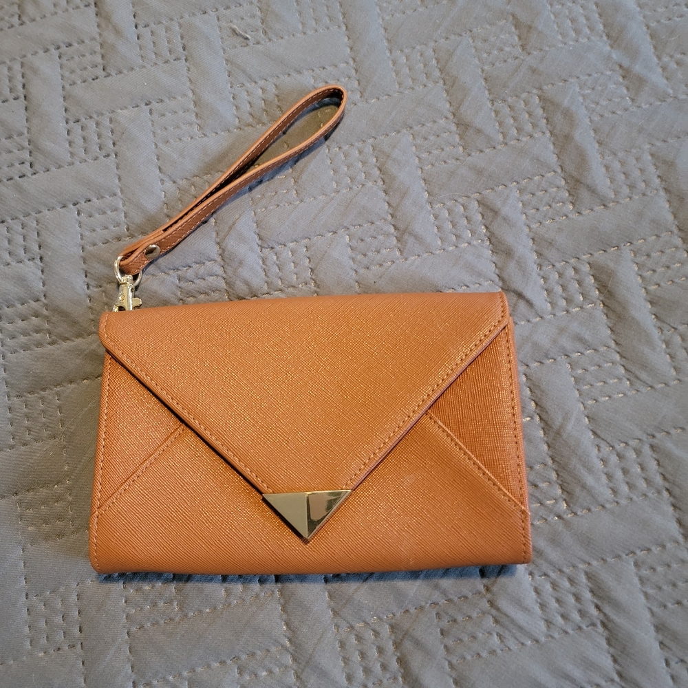 Stylish wristlet